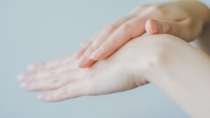 Read more about the article Body Oil vs Body Lotion For Dry Skin