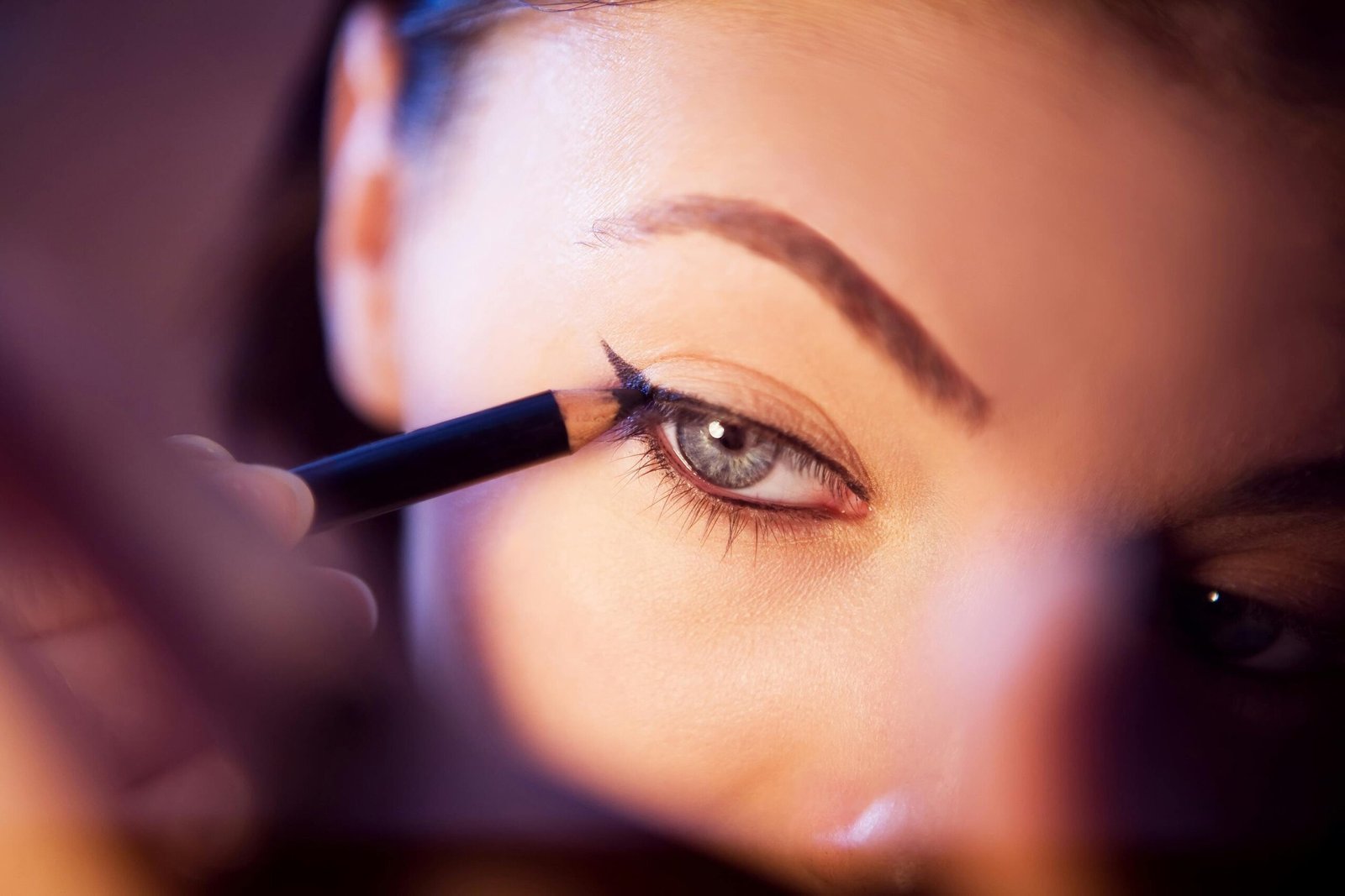 You are currently viewing How to Apply Winged Eyeliner: 9 Foolproof Tips