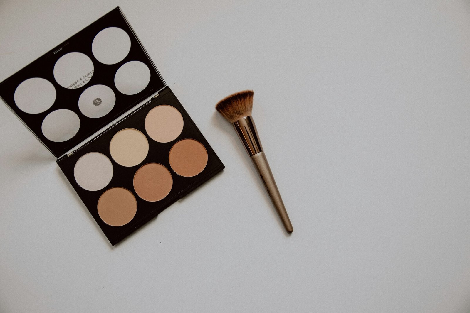 You are currently viewing How to Apply Cream Contour for Beginners: 11 Tips & Tricks